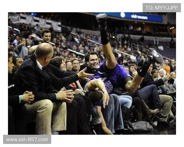 加西亚爬树救球经典回放,展现球员临场应变能力 加西亚爬树救球经典回放,展现球员临场应变能力