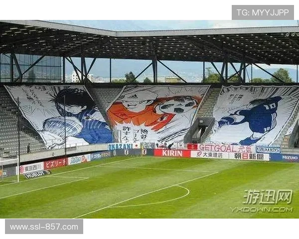 尼斯主场球迷横幅抗议赛程密集，球员赛后累瘫草地